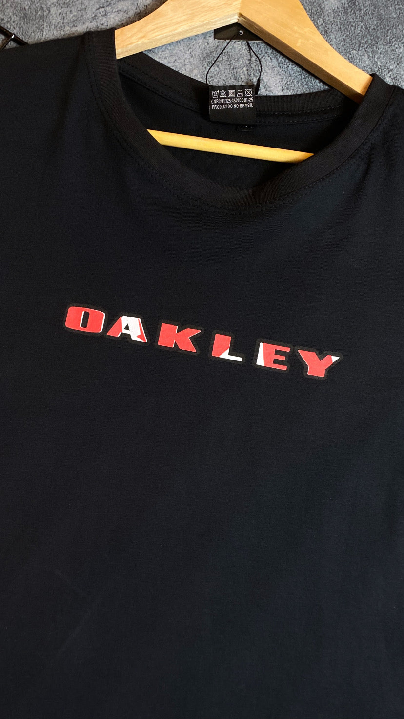 Camiseta Plus size Aoakley-Preta (canada)