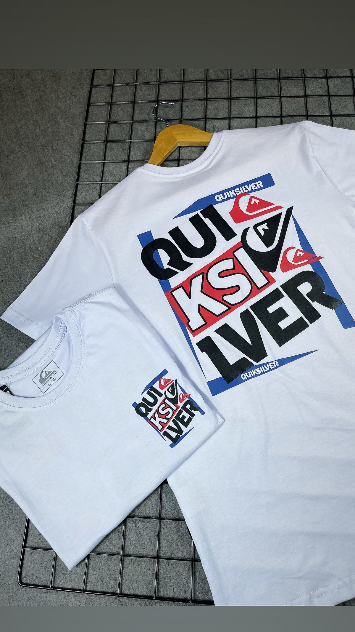 Camiseta Branca Com Detalhes