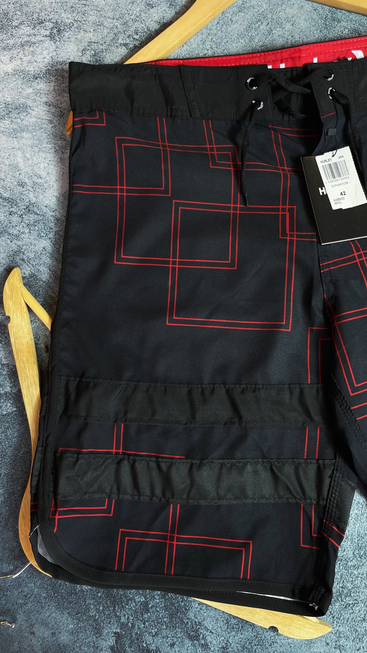 Bermuda Phanton Hurley-Preta (quadrados vermelho)