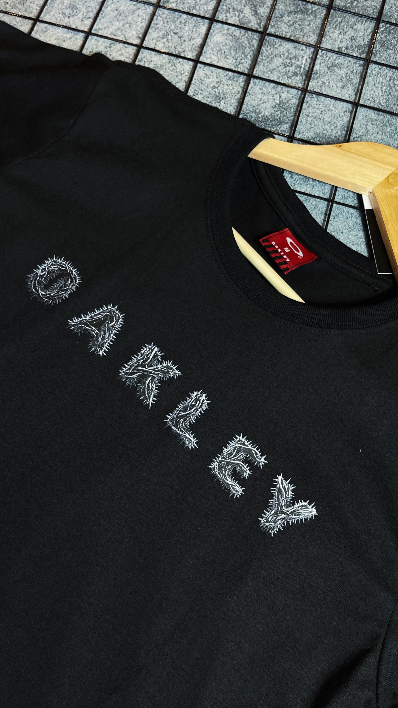 Camisa Oakley edição Coroa de espinhos