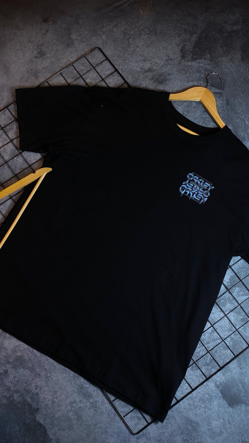 Camiseta Plus size Aoakley-Preta (simbulo azul)