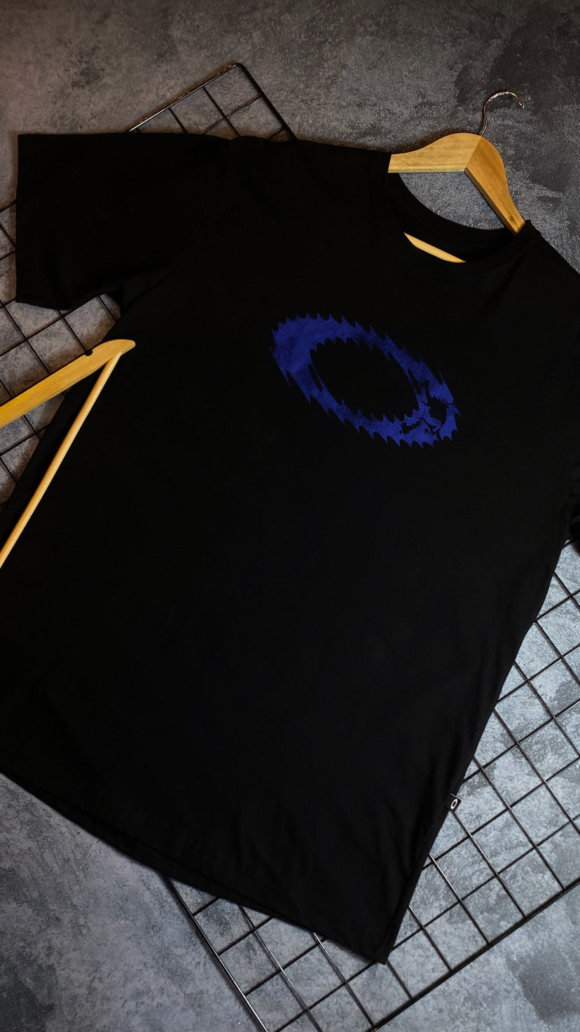 Camiseta Plus size Aoakley-Preta (simbulo azul)