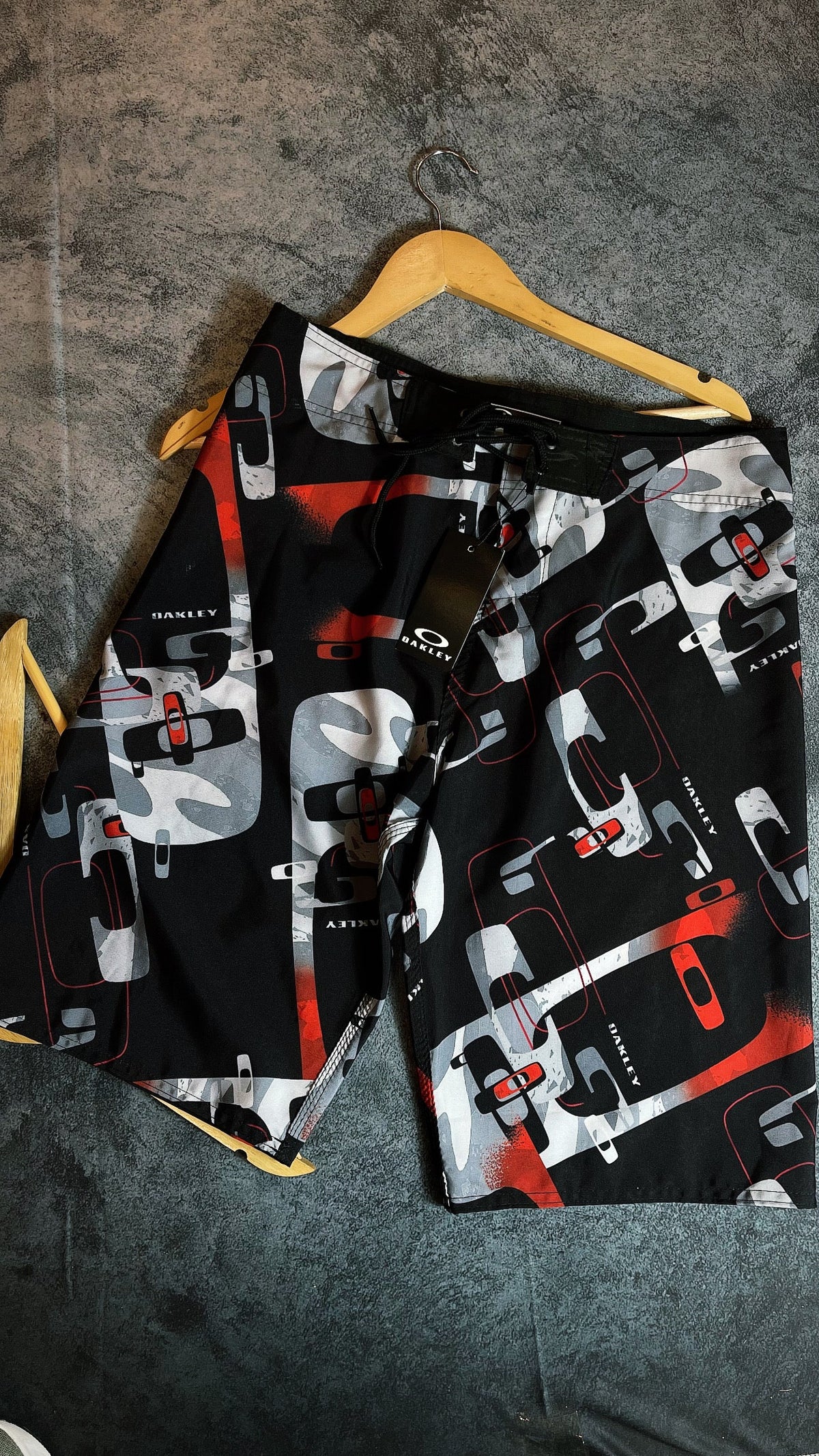 Bermuda Elastano  Oakley Ediçao-Preta (com vermelho)