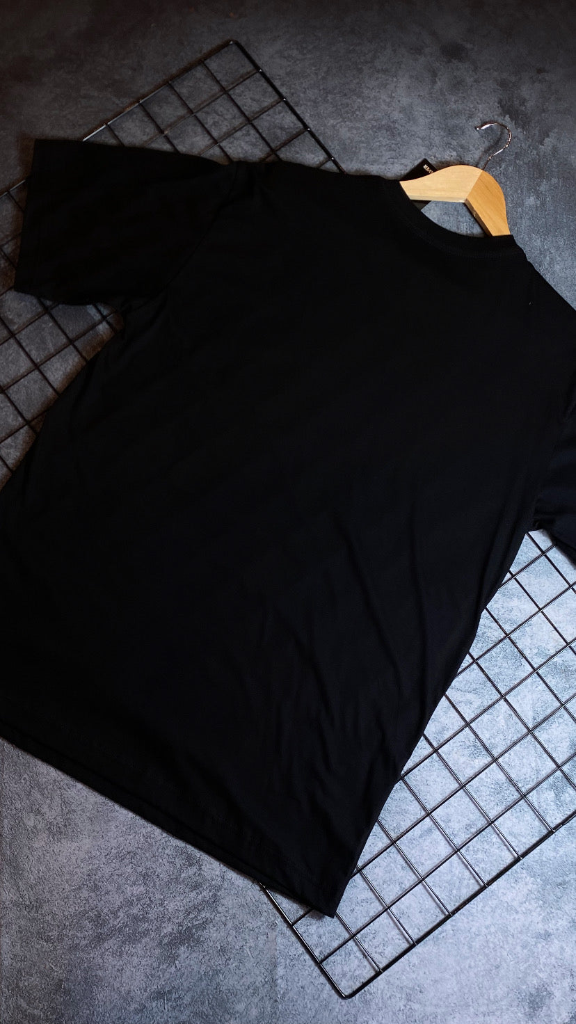 Camiseta Plus size Aoakley-Preta (simbulo azul)