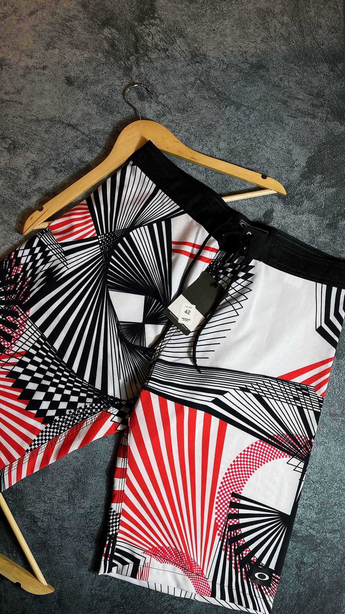 Bermuda Elastano Oakley edição-Branca (com listras pretas)
