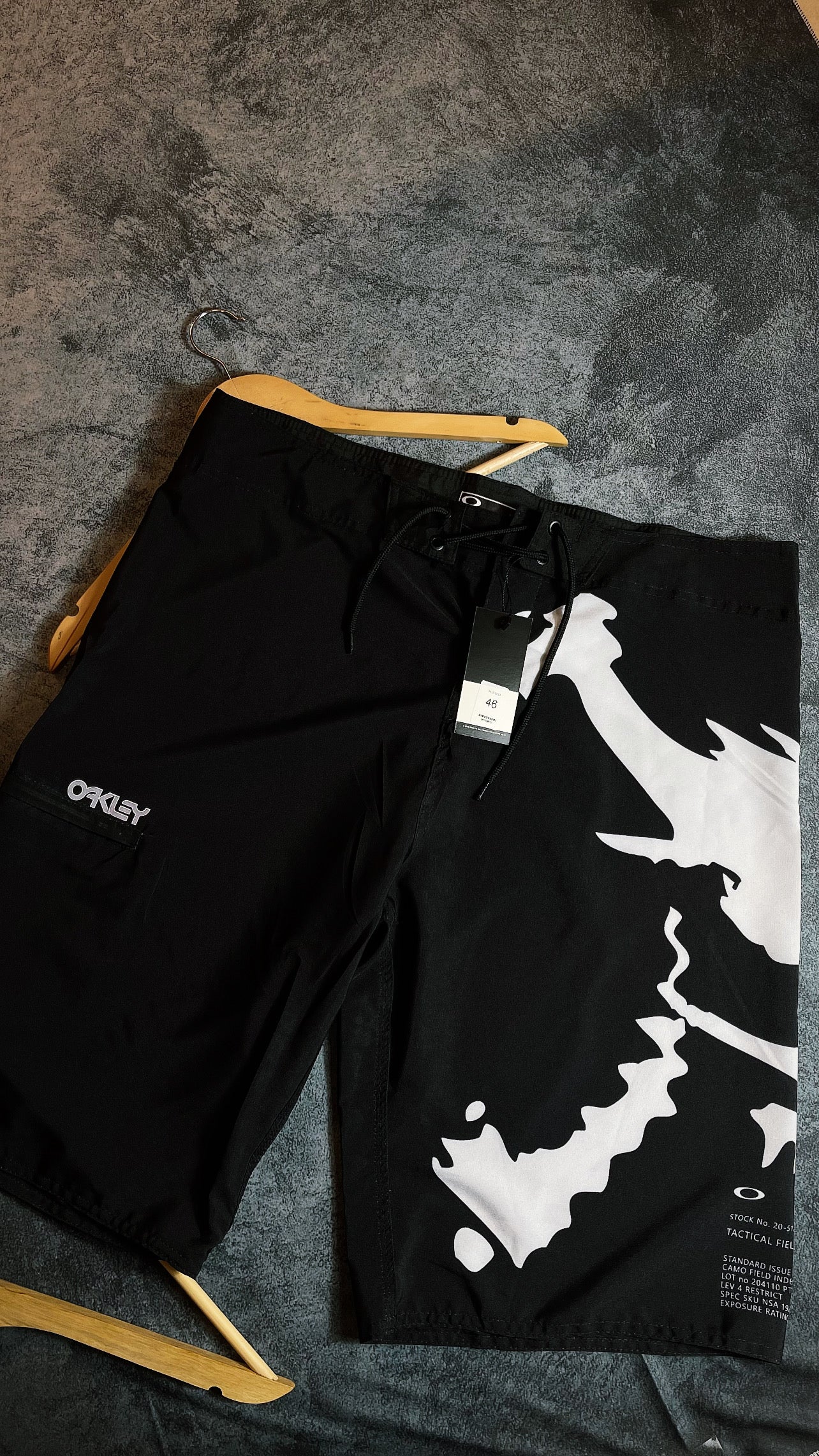 Bermuda Aokley ediçao-Preta (Oakley no bolso)
